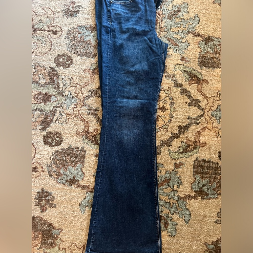 Size 16 long American Eagle, dark wash. Excellent used condition.